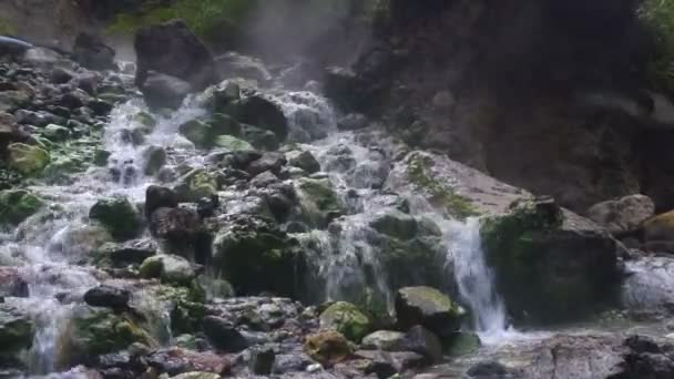 Atividade de fontes termais sulfúricas vulcânicas naturais, nuvens de gás quente, vapor. — Vídeo de Stock