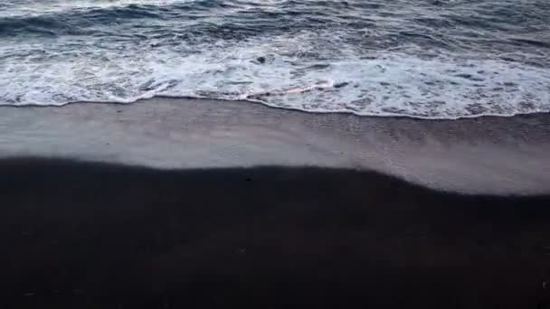 Vista de las olas del mar en la playa volcánica negra — Vídeos de Stock
