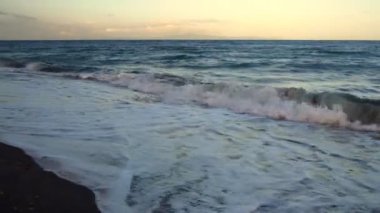 Filipinler 'in volkanik sahillerinde deniz dalgaları.