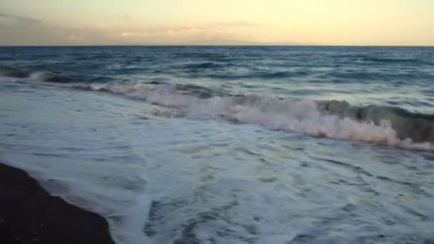 Θαλάσσια κύματα στην ηφαιστειακή παραλία των Φιλιππίνων. — Αρχείο Βίντεο