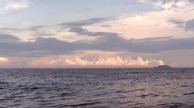 Filipinler sahilinde inanılmaz bir günbatımı manzarası var. Yaz tropik gün batımı.