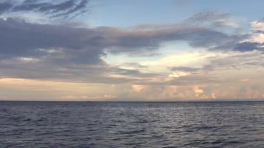 Filipinler sahilinde inanılmaz bir günbatımı manzarası var. Yaz tropik gün batımı.