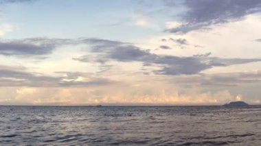 Filipinler sahilinde inanılmaz bir günbatımı manzarası var. Yaz tropik gün batımı.