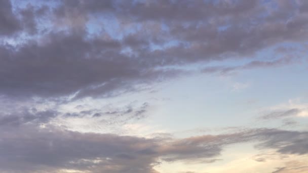 Nuvens brilhantes no fundo do céu do pôr do sol — Vídeo de Stock