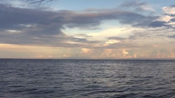 Καταπληκτική θέα στο ηλιοβασίλεμα στην παραλία των Φιλιππίνων. Καλοκαίρι τροπικό ηλιοβασίλεμα. — Αρχείο Βίντεο
