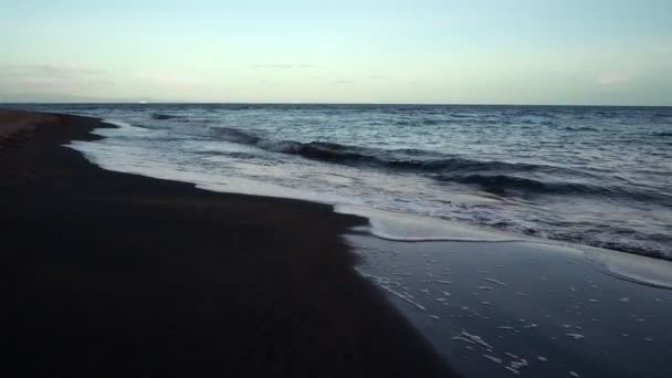 Vagues de mer sur la plage volcanique des Philippines. — Video