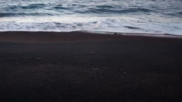 Vista de las olas del mar en la playa volcánica negra — Vídeos de Stock