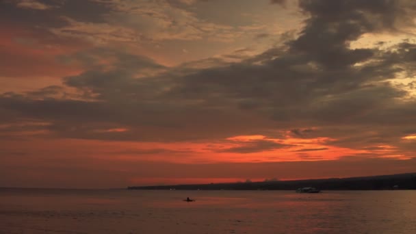 多彩的落日笼罩着大海.平静的气氛和波浪 — 图库视频影像