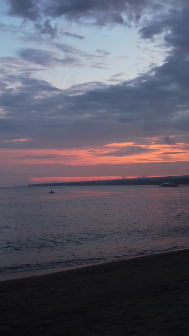 Silhouette hajó a tengeren a gyönyörű naplemente. Függőleges videó — Stock videók