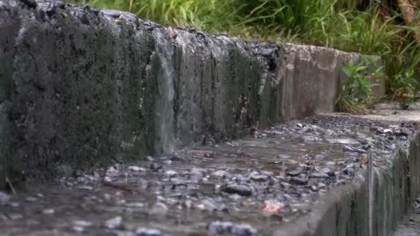 Water stroomt van de stenen trappen van een verlaten gebouw. — Stockvideo