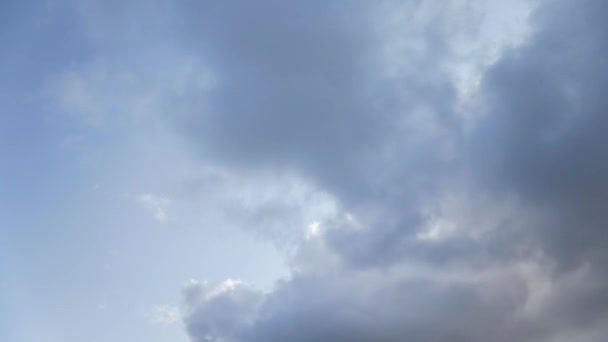 Bulutlu, hassas bir gökyüzünün zaman aralığı — Stok video