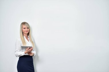 Beyaz arka planda tablet bilgisayarı olan sarışın bir iş kadını.