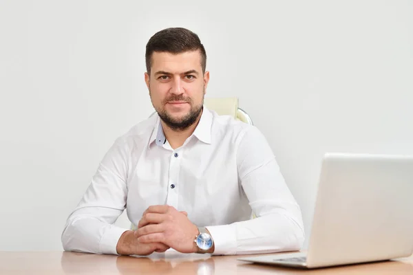 Retrato de um jovem branco branco gerente de escritório masculino em seu local de trabalho — Fotografia de Stock