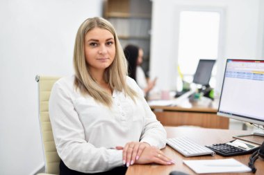 İş yerinde genç sarışın bir kadının portresi.