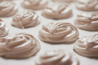 Pişirilmiş ev yapımı meringue kurabiyeleri.