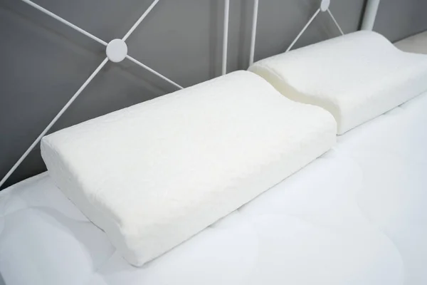 Ортопедичні подушки для здорового сну на білому матраці — стокове фото