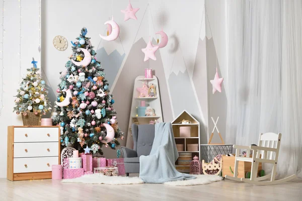 Різдвяні прикраси з ялинкою в яскравій дитячій спальні — стокове фото