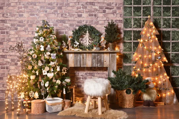 Rustik jul dekorationer med trä julgran och girlanger för barn lekrum — Stockfoto