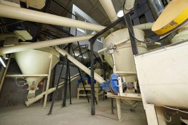 Bir hayvan yemi bitkisinin malzemelerini karıştırmak için gerekli ekipman.