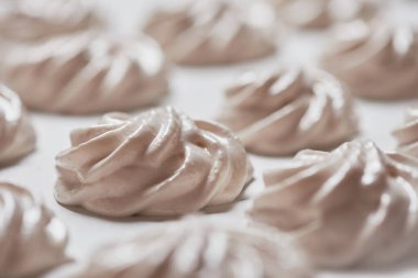 Pişirilmiş ev yapımı meringue kurabiyeleri.