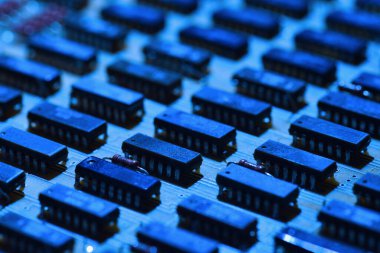 Mavi ışık ve makro teknoloji altında elektronik mikro devreli makro fotoğraf panosu