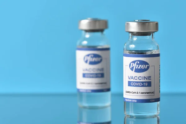 STARIY OSKOL, RUSIA - 23 de noviembre de 2020: Pfizer y Biontech anuncian vacuna contra el Coronavirus sobre fondo azul —  Fotos de Stock