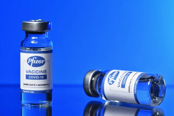 STariY OSKOL, RUSSIA - NOVEMBER 23, 2020: Pfizer kondigde de succesvolle ontwikkeling van een coronavirusvaccin aan. COVID-19 vaccin op blauwe achtergrond — Stockfoto