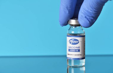 STARIY OSKOL, RUSSIA - 23 Kasım 2020: Coronavirus önleme ve aşıyı pfizer aşısı ile aşılama konsepti