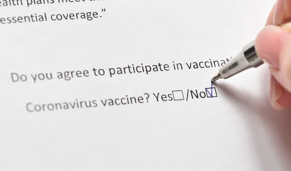 코로나 바이러스에 대한 백신 접종 거부는 부작용을 우려하여 사람에게 신호를 보낸다 — 스톡 사진
