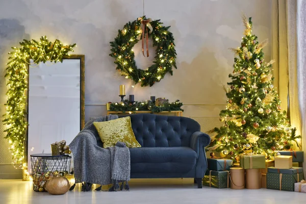 Noel oturma odasının içi altın sarısı.