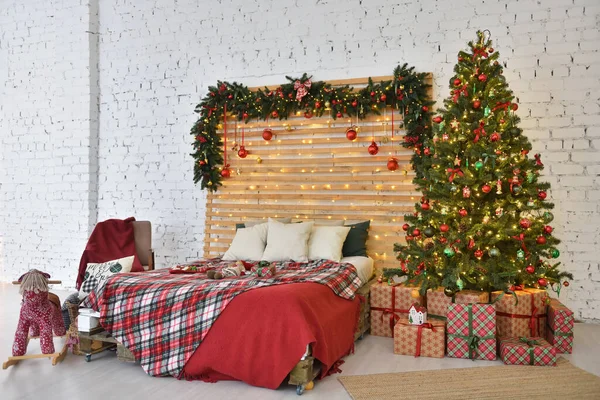 Interior del dormitorio de Navidad sobre un fondo de pared de ladrillo — Foto de Stock