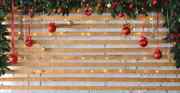 Christmas background made of wooden slats and garlands — Stock Photo, Image