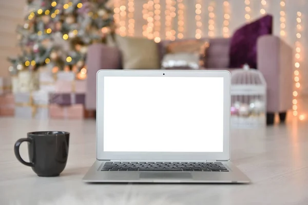 Noel 'in arka planında beyaz beyaz ekranlı dizüstü bilgisayar