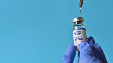 STARIY OSKOL, RUSSIA - 23 Kasım 2020: Doktor Pfizer 'dan aşı için aşı hazırladı