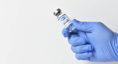 STARIY OSKOL, RUSSIA - 23 Kasım 2020: Doktor Pfizer tarafından yapılan koronavirüs aşısı yapılmasını önerdi