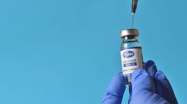 STARIY OSKOL, RUSIA - 23 de noviembre de 2020: El médico prepara una vacuna de Pfizer para la vacunación —  Fotos de Stock