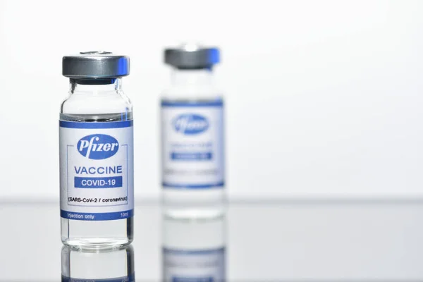 STARIY OSKOL, RUSIA - 23 DE NOVIEMBRE DE 2020: La vacuna COVID-19 anunciada por Pfizer y Biontech sobre fondo gris —  Fotos de Stock