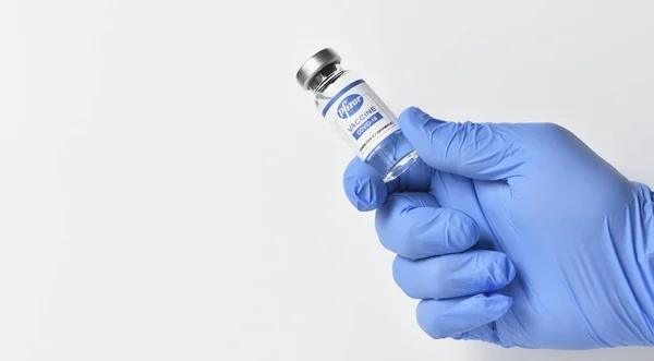 СТАРИЙ ОСКОЛ, РОССИЯ - 23 НОЯБРЯ 2020 года: Врач предлагает сделать вакцину для коронавируса производства компании Pfizer — стоковое фото