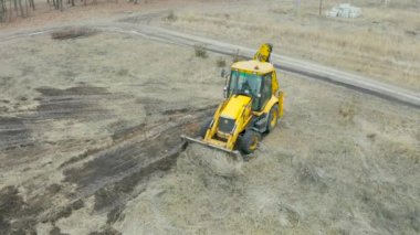 STARIY OSKOL, RUSSIA - 2 Aralık 2020: JCB traktörü sonbaharda manzarayı düzleştirir