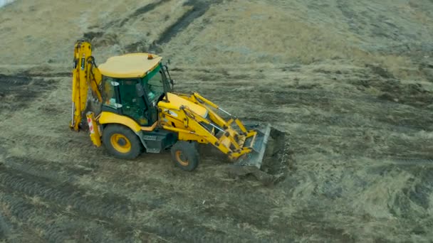 STARIY OSKOL, RÚSSIA - 2 DE DEZEMBRO DE 2020: Drone view of JCB Tractor planeja a paisagem para a construção — Vídeo de Stock