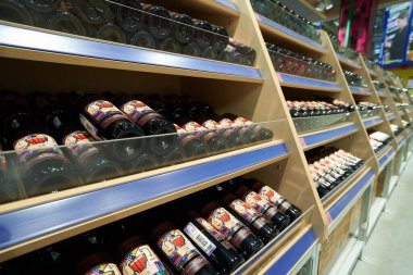 STARIY OSKOL, RUSSIA - 13 Ekim 2019: Dükkandaki raflarda şarap şişeleri