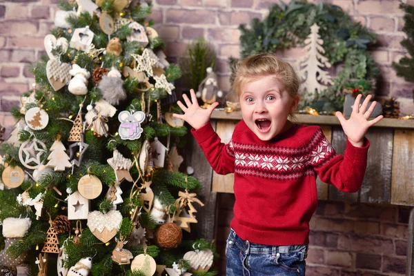 Дівчинка емоційно радіє, відкриваючи рот і піднімаючи руки на Різдво — стокове фото