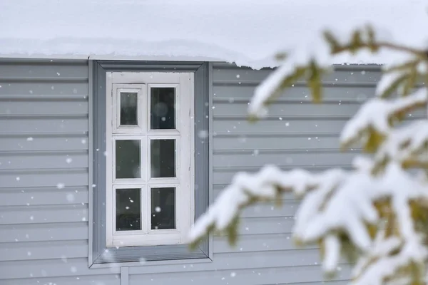Małe okno przytulnego domu w zimie — Zdjęcie stockowe