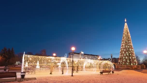 Zeitraffer des abendlichen Stadtplatzes mit Weihnachtsbeleuchtung und Christbaum — Stockvideo