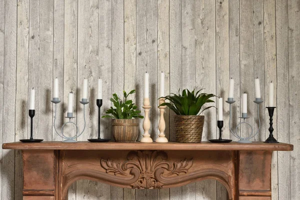Velas en diferentes candelabros en el interior retro hogar — Foto de Stock