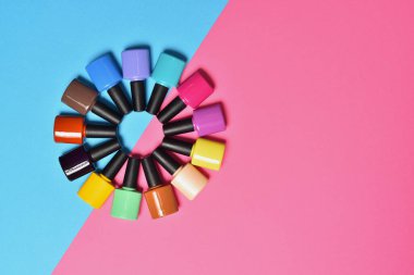 Parlak pembe ve mavi arkaplanda renkli oje seti