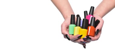 Kadın eli, tırnak cilası şişelerini tutar, beyaz renkte izole edilmiş.