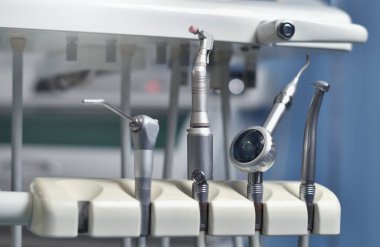 Diş tedavisi için diş hekimliği bürosunda diş aletleri