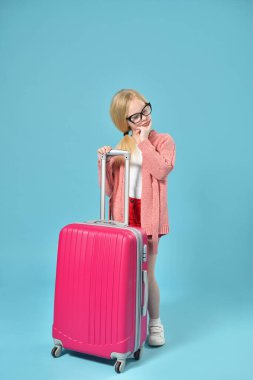 Küçük kız hangi ülkeye gideceğini düşünüyor.