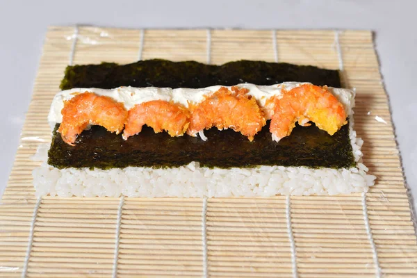 Matlagning sushi rulle med stekta räkor — Stockfoto